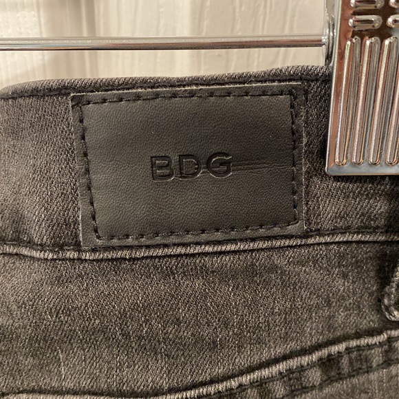 BDG UO Mid Rise Twig Ankle Distressed Black Jeans w Embroidery - Picture 6 of 9